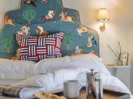 Pocket Cottage Luxury 18th Century Tiny Home in Picturesque Village with Pubs、Stillingtonのタイニーハウス
