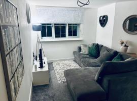 1 bed apartment next to train station, hotel in Mirfield