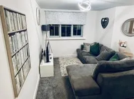 Modern 1 Bed Apartment Next to Mirfield Station Free Parking & Wi-FI