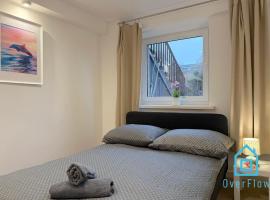 Coral Room - 1 km to Baltic Sea & 15 Minutes to Gdańsk Old Town, hotel i Gdańsk