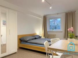 Sandcastle Room - 1 km to Baltic Sea & 15 Minutes to Gdańsk Old Town, hotel i Gdańsk