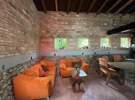 Casa Massaryk with Incredible Mountain Views, ξενοδοχείο σε Santa Ana