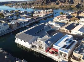 Kastle on the Keys, private dock, hotel i Parker