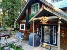 Cozy Yosemite Cabin with Hot Tub in the Pines
