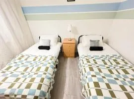 Spacious Luton Airport Accommodation - Perfect for Contractors, Families, Tourists & Long Stays