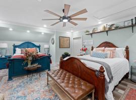 Relaxing Retreat Pool, Spa, Art Studio, Breakfast, hotel in Chipley