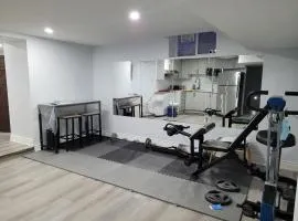 Simple & Budget Shared Room in Toronto House