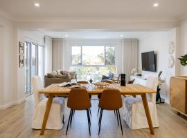 Luxurious Waterfront Retreat with Tennis Court, hotel v destinaci Oatley