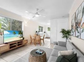 The Tropical - Pet Friendly 2BR Escape Near Beach & Tram with Parking