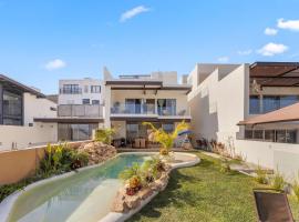 Family House Pool & Lake view 4 Bedrooms, hotel en Puente de Ixtla