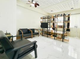 Modern Simplicity: Cozy @Nuvali, hotel con pileta en Pitland