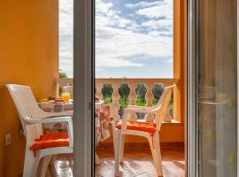 Bezauberndes Apartment mit Babybett, Spielplatz, Grill, WiFi, Hotel in Vodnjan