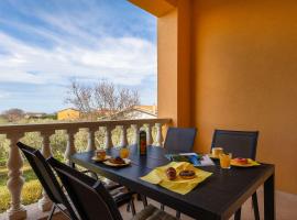 Preiswertes Apartment mit stylischem Interiour, Babybett, Spielplatz, Hotel in Vodnjan