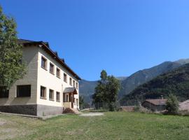 Casa de Colònies Vall de Boí - Verge Blanca: Llesp, Assumpcio de Coll Church yakınında bir otel