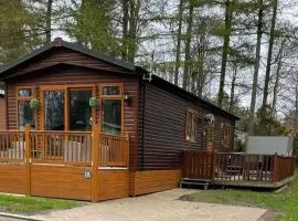 Tranquil Lodge hot tub and free golf