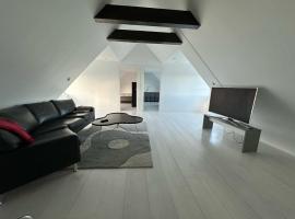 Cozy home in quiet neighborhood, hotel con tinas de hidromasaje en &Auml;ngelholm