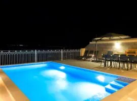 Magnifica Holiday Home with Jacuzzi hot tub and pool