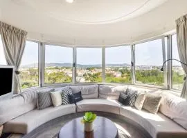 one bedroom plus 1 extra room Nomad Dreams N6 in Cascais mountain view