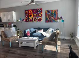 Luxury 2BR Gated Community Pets Parking, hotel em Greenville