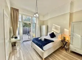 Spacious Bournemouth Apartment - Close to Town Centre and Beach - Free Parking - Sleeps 6