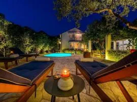 Family Four Bedroom Holiday Home with Pool