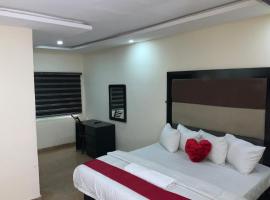 Senators Suites and Towers Hotel, hotel di Omole