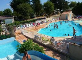 ZEcamping 4 familial pet friendly restaurant et espace aquatique, hotell i Soullans