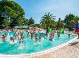 Camping 3 étoiles - Parc aquatique - eecehf, hotel em Fréjus