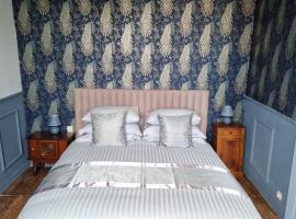 House - Sleeps 10 - Garden - Pets Ok - Games Room, hotel in Langoëlan