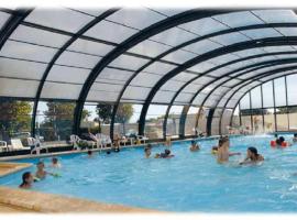 ZEcamping 3 étoiles pet friendly piscine couverte chauffée et soirées animées, Hotel in Apremont