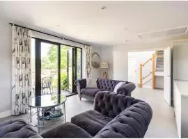 Modern 2 bed home in idyllic location sleeps 6 Superfast WiFi with onsite Gym