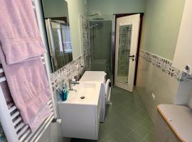 Recently Renovated Beachfront Retreat in Giulianova, hotel v destinaci Giulianova