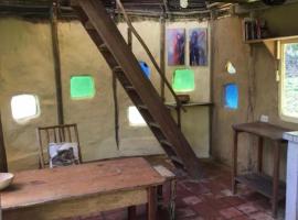 Sweet little cabin in ecological artist community, hotel v destinaci Lamas