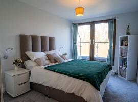 Surrey Hills Escape: Riverside Walks & Quick Links, hotel en Godalming