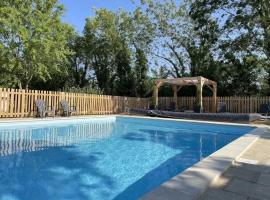 ZEcamping 4 étoiles familial avec pataugeoire et jacuzzi, hotel v destinaci Coulon