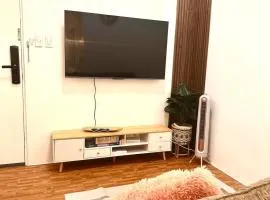 EDSA Cozy 3BR near MRT w Netflix and Karaoke Fun