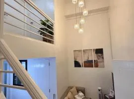 Cozy 2 BR 2 Bath Condo with Netflix and Karaoke near MRT EDSA