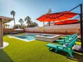 Spacious Yard, Sparkling Pool & Spa, Firepit, 9beds!