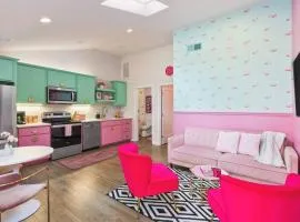 Barbie Dream Condo - Near Restaurants, Coffee and Bar