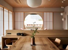 Ryokan Asukasou at the entrancne of Nara park, hotel rom&acirc;ntico em Nara