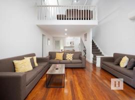 Lakeshores Villa, hotel in Cams Wharf