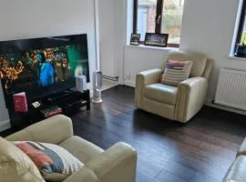 Spacious Room 30 minutes to Central London