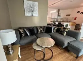 Nearby Glastonbury, Next to Street Town Centre - Ground Floor Large 3 BD With Parking, Sleeps Up to 6