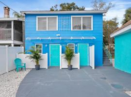 Blue Jay Bungalow - Cozy Oasis with Fire Pit, hotel in Dunedin