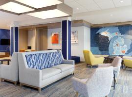 Holiday Inn Express & Suites Clarksville North by IHG، فندق في كلاركسفيل