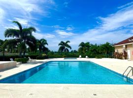 Dell's Exotic Haven, 2 bedrooms, 2 baths, pool, gym, bungalow em Mammee Bay