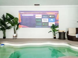 Luxury Honeymoon Cabin with Private Indoor Pool, Arcade, Hot Tub & Movie Theater、セバービルのホテル