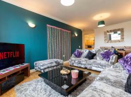 Town Centre Spacious Apartment with Private Parking，位于米德尔斯伯勒的酒店