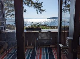 Cozy Beachfront Cabin at Woodside Farm، كابينة في سووك