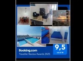 Prédio com piscina na cobertura frente ao mar, apartamento para até 6 pessoas e 3 crianças até 8 anos, churrasqueira na sacada, Wi-Fi grátis, NÃO oferecemos roupas de cama e banho, 1 vaga de garagem, na Praia Grande-Vila Mirim